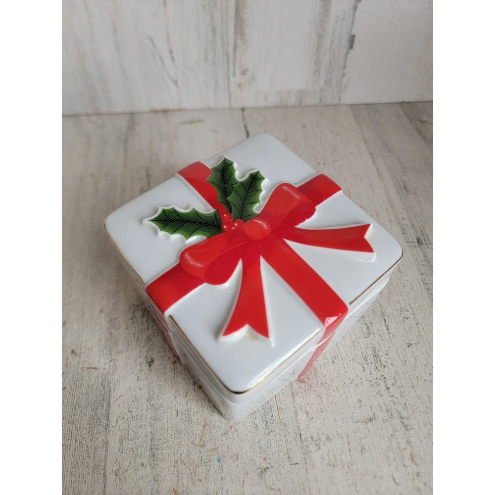 Mount‎ Clemens pottery vintage ceramic gift box container bow mistletoe unique
